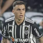 Lateral-direito argentino Renzo Saravia em campo pelo Atlético-MG