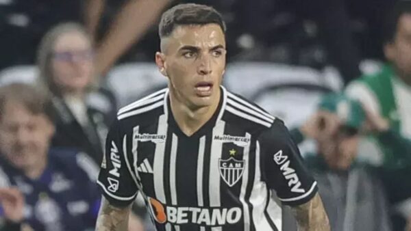Lateral-direito argentino Renzo Saravia em campo pelo Atl&eacute;tico-MG