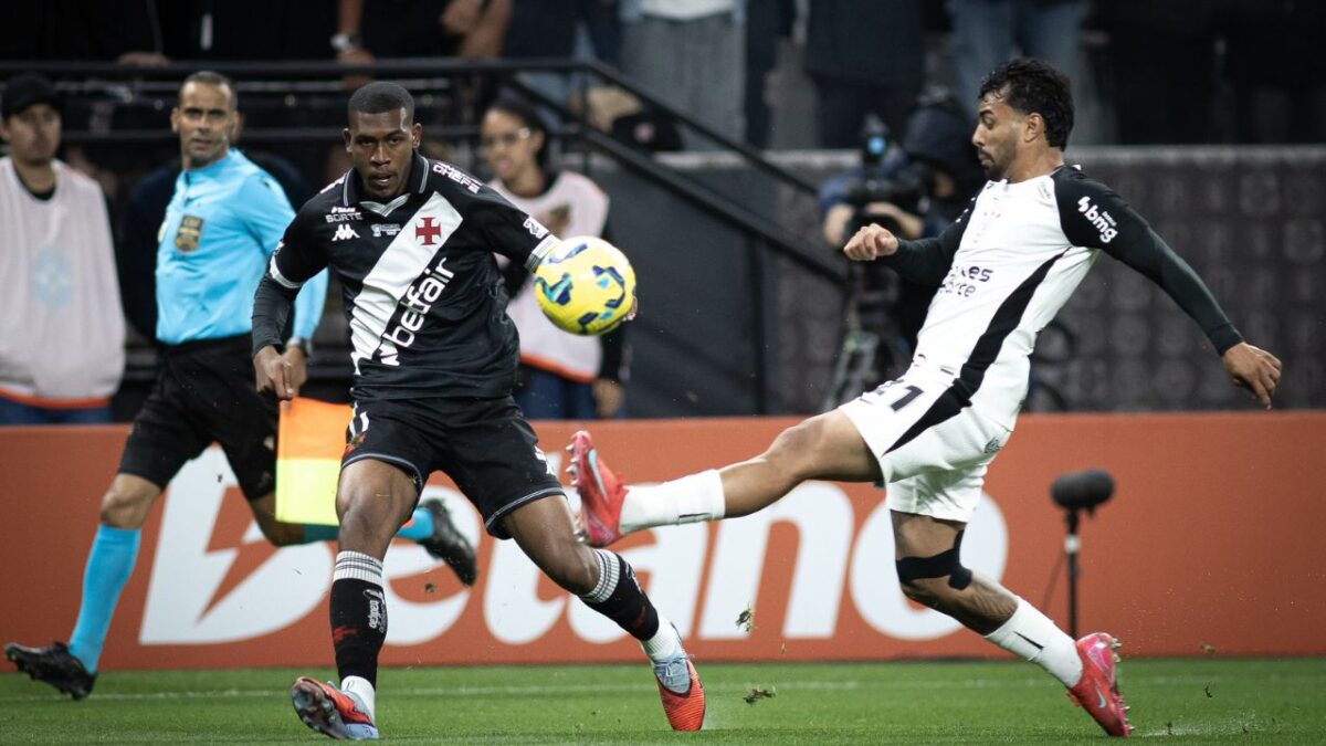 Rayan (esquerda) com a bola e Matheus Bidu (direita) em Corinthians 0 x 0 Vasco - Neo Química Arena, Copa do Brasil, 17/12/2025