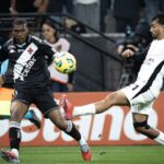 Rayan (esquerda) com a bola e Matheus Bidu (direita) em Corinthians 0 x 0 Vasco - Neo Química Arena, Copa do Brasil, 17/12/2025