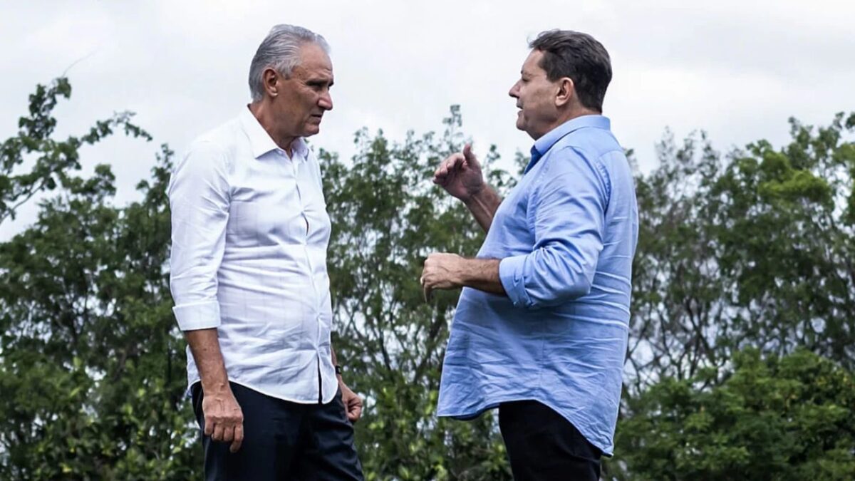 Técnico Tite conversando com o dono da SAF do Cruzeiro, Pedro Lourenço