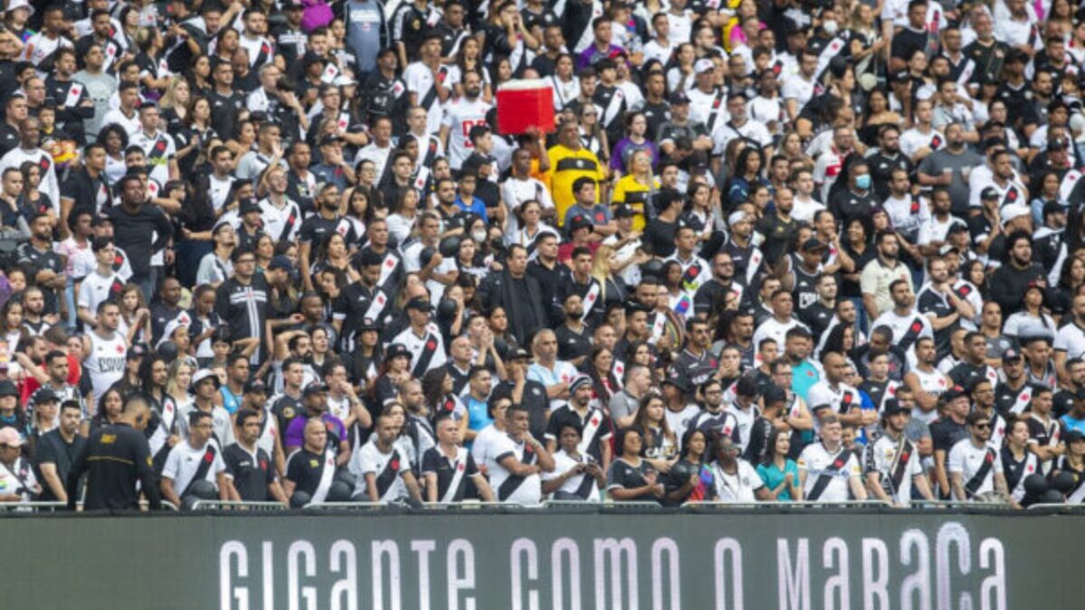 Torcida do Vasco, que enfrenta o Corinthians neste domingo (21/12/2025), no Maracanã