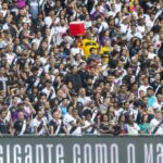 Torcida do Vasco, que enfrenta o Corinthians neste domingo (21/12/2025), no Maracanã