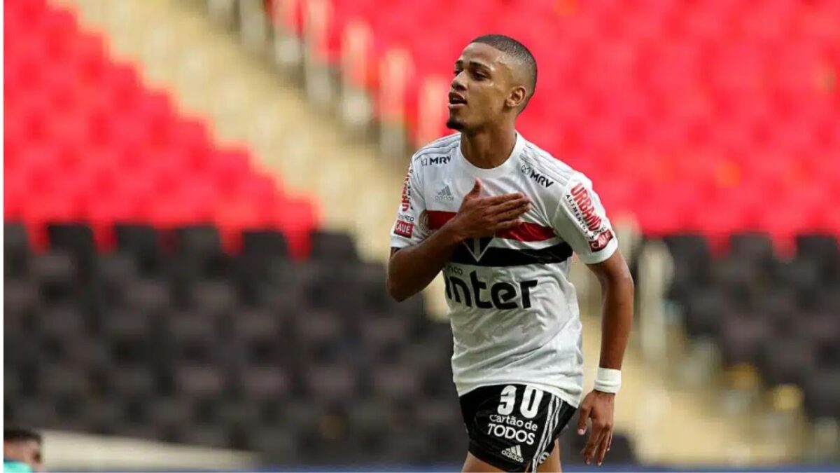 Brenner batendo no peito e comemorando gol quando era jogador do São Paulo