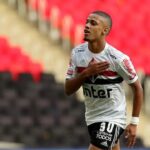 Brenner batendo no peito e comemorando gol quando era jogador do São Paulo