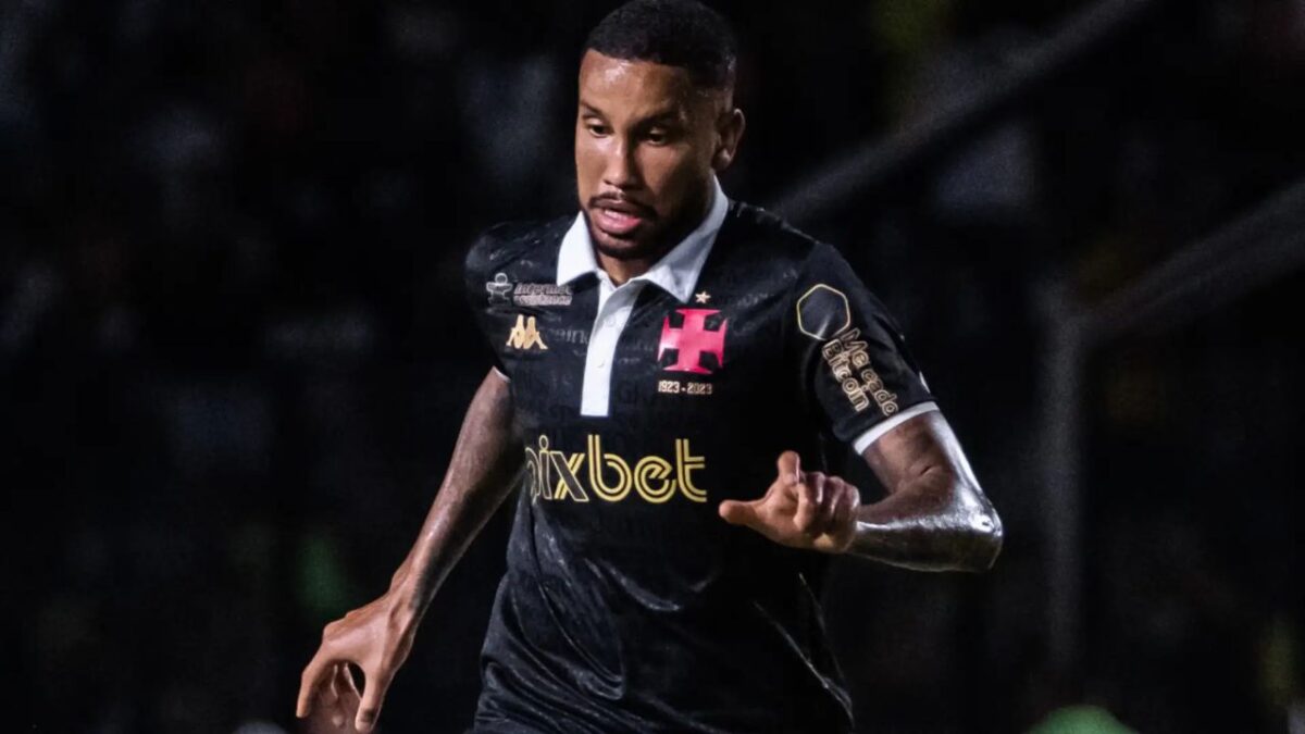 Volante Jair em campo pelo Vasco