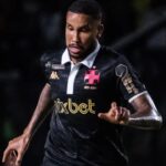 Volante Jair em campo pelo Vasco