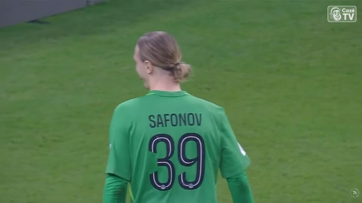 Safonov após defender o pênaltis de Léo Pereira na disputa entre PSG x Flamengo - final da Copa Intercontinental, em Doha, Catar, 17/12/2025