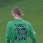Safonov após defender o pênaltis de Léo Pereira na disputa entre PSG x Flamengo - final da Copa Intercontinental, em Doha, Catar, 17/12/2025