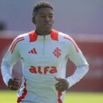 Zagueiro Vitão em treino do Internacional