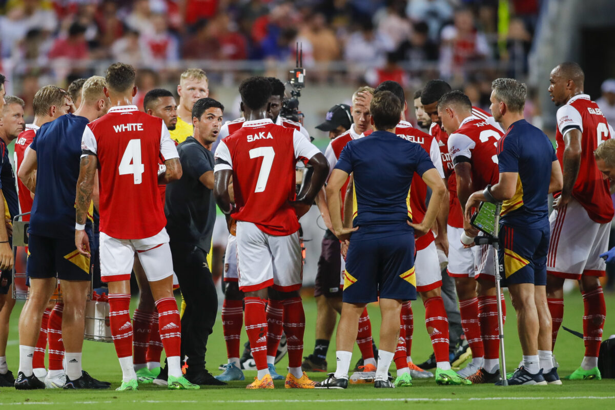 Time do Arsenal em jogo amistoso contra o Chelsea em 2022