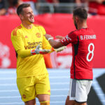 Tom Heaton (esquerda) e Bruno Fernandes (direita) em jogo do Manchester United