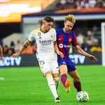 De Jong (direita) e Valverde (esquerda) disputando bola em jogo entre Barcelona x Real Madrid em 2023