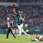Playoffs da NFL Dec 3, 2023; Philadelphia, Pennsylvania, USA; Philadelphia Eagles quarterback Jalen Hurts (1) throws the ball against the San Francisco 49ers during the fourth quarter at Lincoln Financial Field. Mandatory Credit: Bill Streicher-USA TODAY Sports