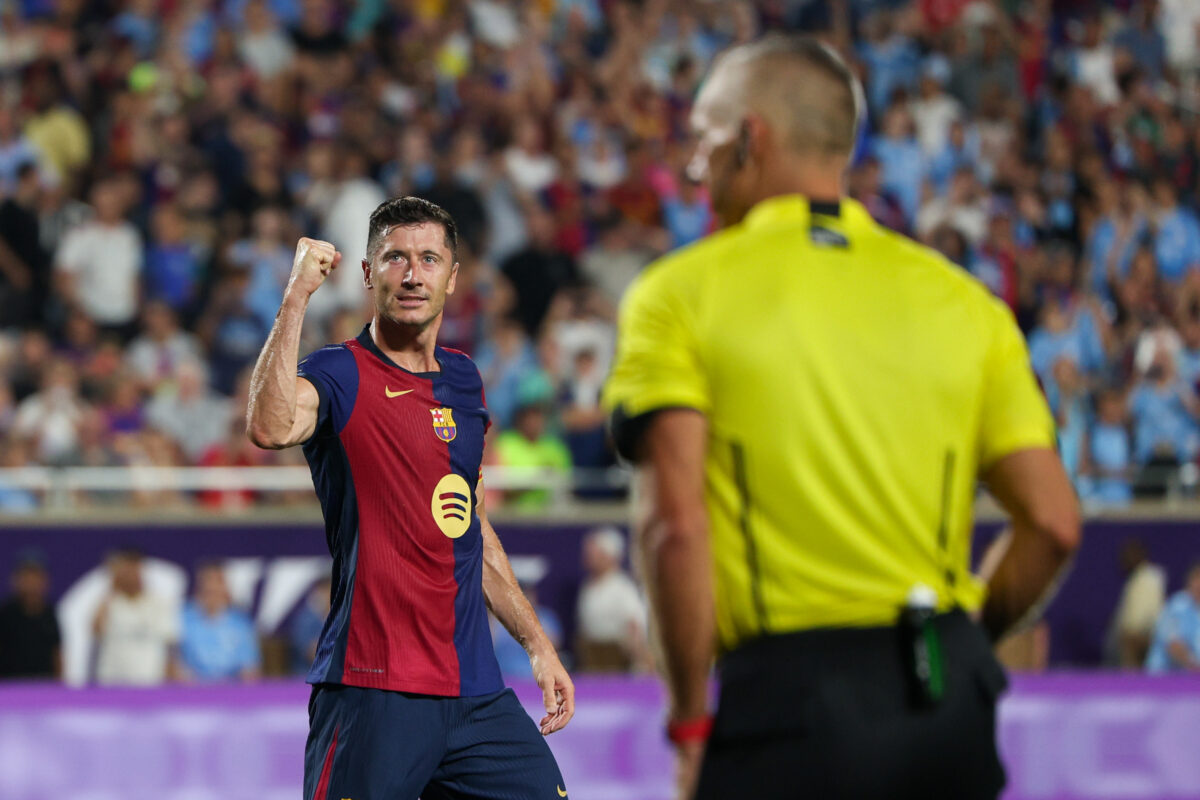 Robert Lewandowski com a camisa do Barcelona