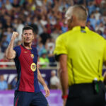 Robert Lewandowski com a camisa do Barcelona