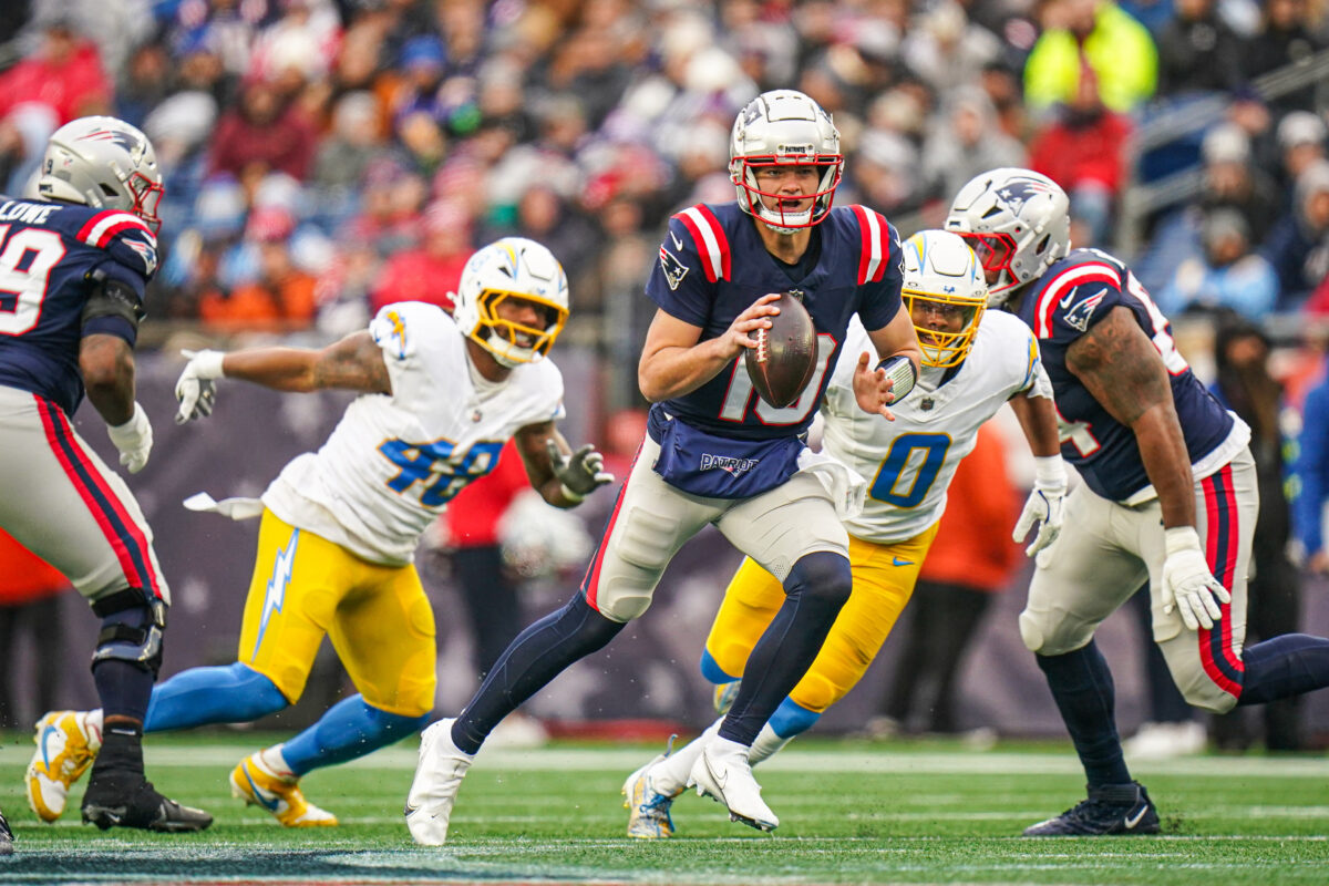 Onde assistir NFL Dec 28, 2024; Foxborough, Massachusetts, USA; New England Patriots quarterback Drake Maye (10) looks to pass the ball against the Los Angeles Chargers in the first half at Gillette Stadium. Mandatory Credit: David Butler II-Imagn Images