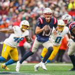 Onde assistir NFL Dec 28, 2024; Foxborough, Massachusetts, USA; New England Patriots quarterback Drake Maye (10) looks to pass the ball against the Los Angeles Chargers in the first half at Gillette Stadium. Mandatory Credit: David Butler II-Imagn Images