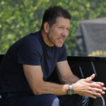 Diego Simeone no reservado em jogo do Atlético de Madrid - o clube espanhol fez sondagens recentes pelos atacantes Flaco López e Kaio Jorge