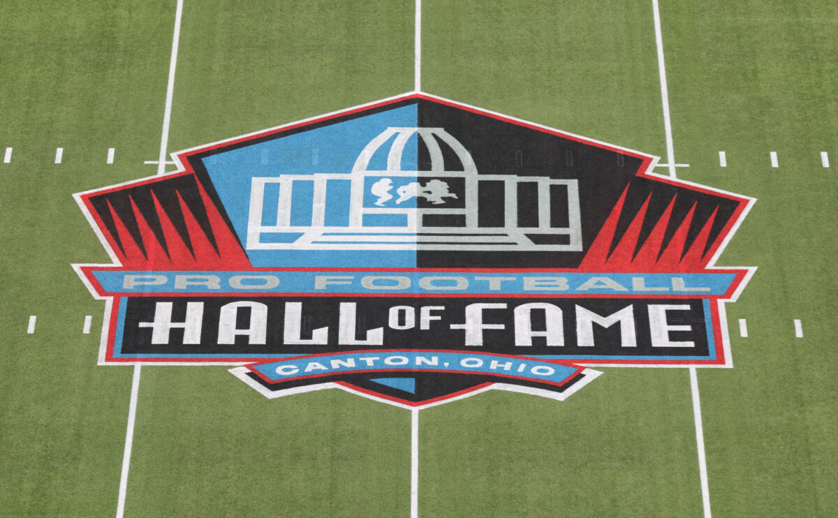 Hall da Fama Jul 31, 2025; Canton, Ohio, USA; General view of the logo at mid-field at the Tom Benson Hall of Fame Stadium site of the Professional Football Hall of Fame game and Class of 2025 induction ceremonies. Mandatory Credit: Charles LeClaire-Imagn Images