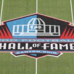 Hall da Fama Jul 31, 2025; Canton, Ohio, USA; General view of the logo at mid-field at the Tom Benson Hall of Fame Stadium site of the Professional Football Hall of Fame game and Class of 2025 induction ceremonies. Mandatory Credit: Charles LeClaire-Imagn Images