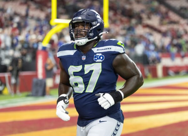 Seahawks assinam extensão de US$ 104,4 milhões com OT Charles Cross