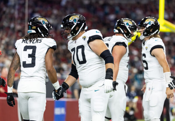 Jaguars acertam extensão contratual com OL Cole Van Lanen