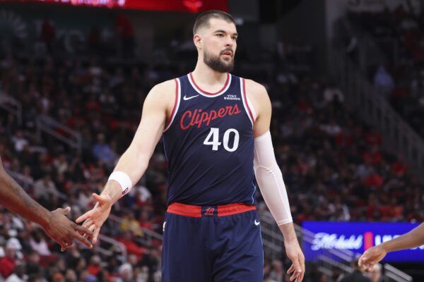 Ivica Zubac reforça os Clippers em partida contra os Celtics