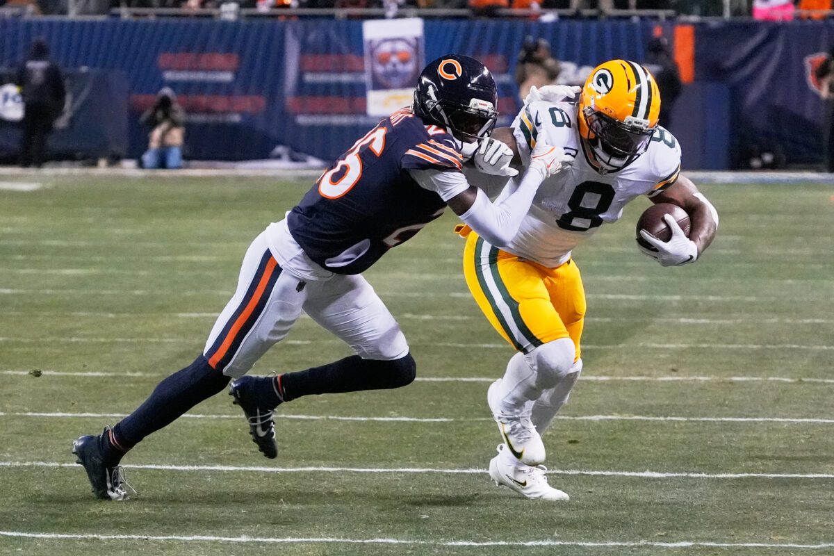 Onde assistir NFL Dec 20, 2025; Chicago, Illinois, USA; Green Bay Packers running back Josh Jacobs (8) runs with the ball against Chicago Bears cornerback Nahshon Wright (26) during the first quarter at Soldier Field. Mandatory Credit: David Banks-Imagn Images