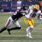 Onde assistir NFL Dec 20, 2025; Chicago, Illinois, USA; Green Bay Packers running back Josh Jacobs (8) runs with the ball against Chicago Bears cornerback Nahshon Wright (26) during the first quarter at Soldier Field. Mandatory Credit: David Banks-Imagn Images