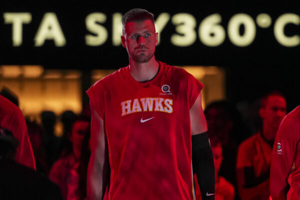 Hawks atualizam situação de Porzingis com nova lesão