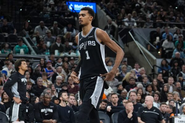 Wembanyama tranquiliza após deixar jogo dos Spurs com lesão no joelho