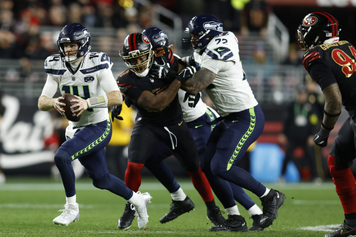 Onde assistir NFL Jan 3, 2026; Santa Clara, California, USA; Seattle Seahawks quarterback Sam Darnold (14) rushes the ball against the San Francisco 49ers during the first half at Levi's Stadium. Mandatory Credit: Sergio Estrada-Imagn Images