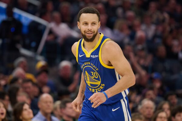 Stephen Curry lidera vendas de camisas da NBA na primeira metade de 2025-26