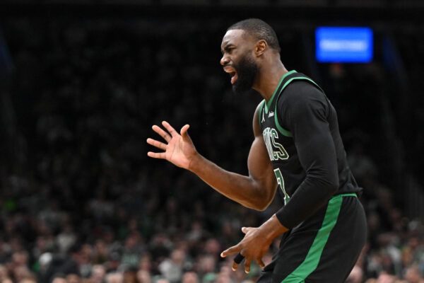 Jaylen Brown é multado em US$ 35 mil pela NBA