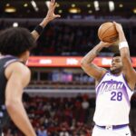 14 de janeiro de 2026; Chicago, Illinois, EUA; O ala do Utah Jazz, Brice Sensabaugh (28), arremessa contra o Chicago Bulls durante o primeiro tempo no United Center. Crédito obrigatório: Kamil Krzaczynski-Imagn Images