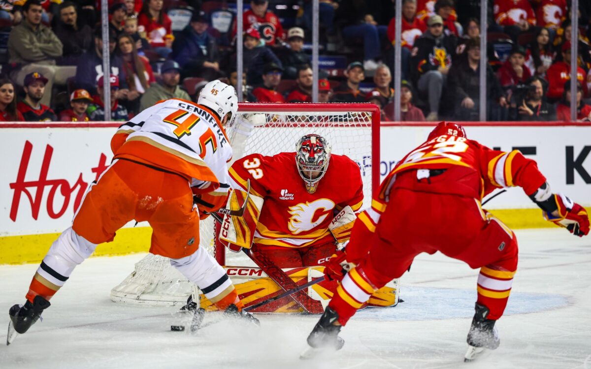 NHL, Ducks, Flames, Beckett Sennecke