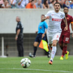 Centroavante argentino Mauro Icardi em campo pela Inter de Milão indo atrás da bola, em jogo contra a Roma - marcador da Roma aparece ao fundo