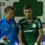 Ao lado do médico do Palmeiras, Andreas Pereira (direita) saindo de campo mais cedo no primeiro tempo de Palmeiras x Santos em 14/01/2026 - Arena Barueri, Campeonato Paulista