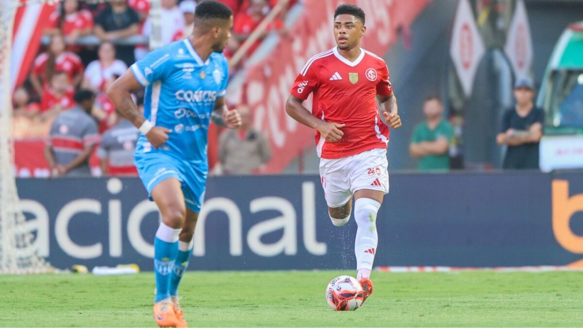 Zagueiro Victor Gabriel, do Internacional, com a bola no jogo contra o Novo Hamburgo - Beira-Rio, Gauchão, 11/01/2026