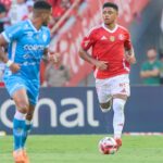 Zagueiro Victor Gabriel, do Internacional, com a bola no jogo contra o Novo Hamburgo - Beira-Rio, Gauchão, 11/01/2026