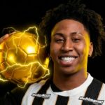 Preciado com uma bola de ouro na mão direita na foto oficial como novo reforço do Atlético-MG