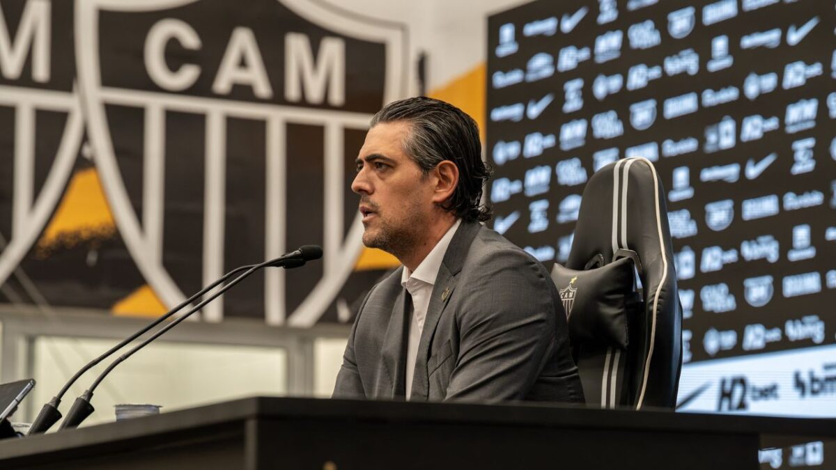 Executivo de futebol Paulo Bracks em coletiva de imprensa no Atlético-MG - 06/01/2025 - o clube recebeu uma negativa da Universidad do Chile pela tentativa da contratação de Lucas Assadi em 14/01/2026
