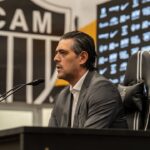 Executivo de futebol Paulo Bracks em coletiva de imprensa no Atlético-MG - 06/01/2025 - o clube recebeu uma negativa da Universidad do Chile pela tentativa da contratação de Lucas Assadi em 14/01/2026