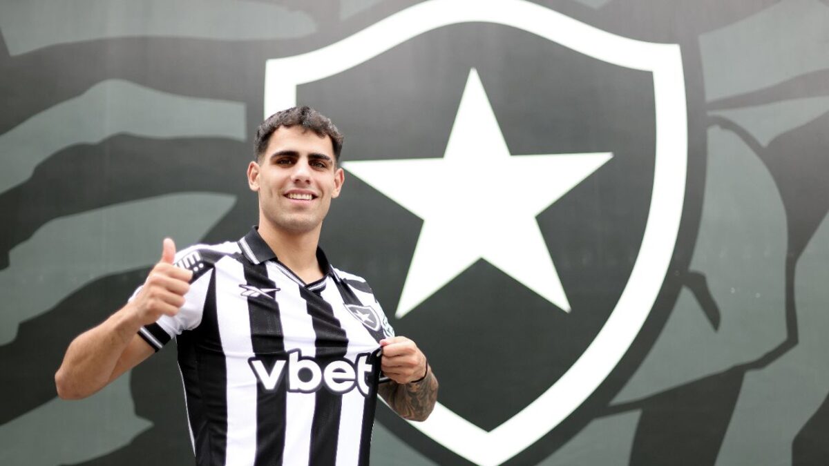 Lucas Villalba com a camisa do Botafogo