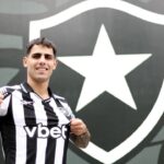 Lucas Villalba com a camisa do Botafogo