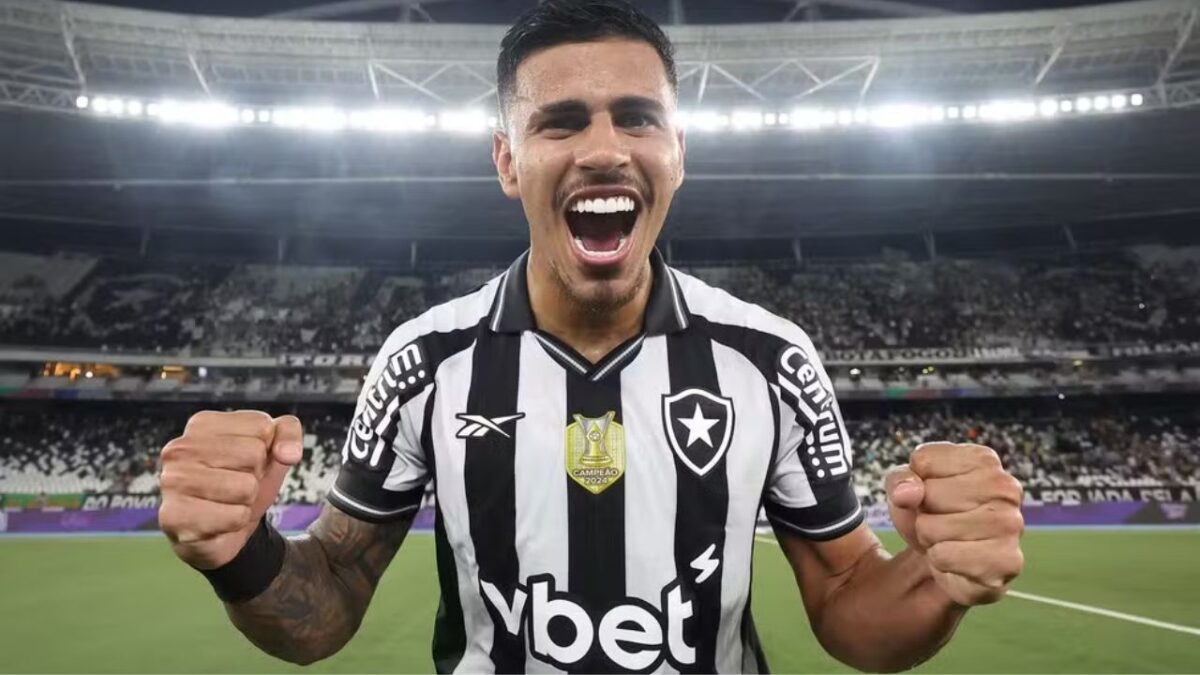 David Ricardo vibrando com a camisa do Botafogo no Estádio Nilton Santos