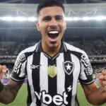 David Ricardo vibrando com a camisa do Botafogo no Estádio Nilton Santos