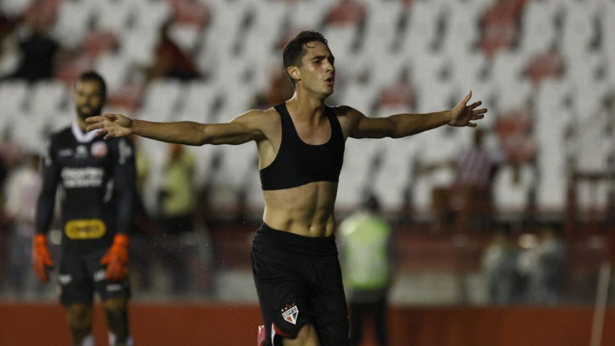 Meia Rodriguinho comemorando gol pelo São Paulo sem camisa