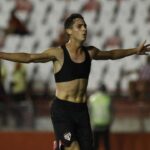 Meia Rodriguinho comemorando gol pelo São Paulo sem camisa